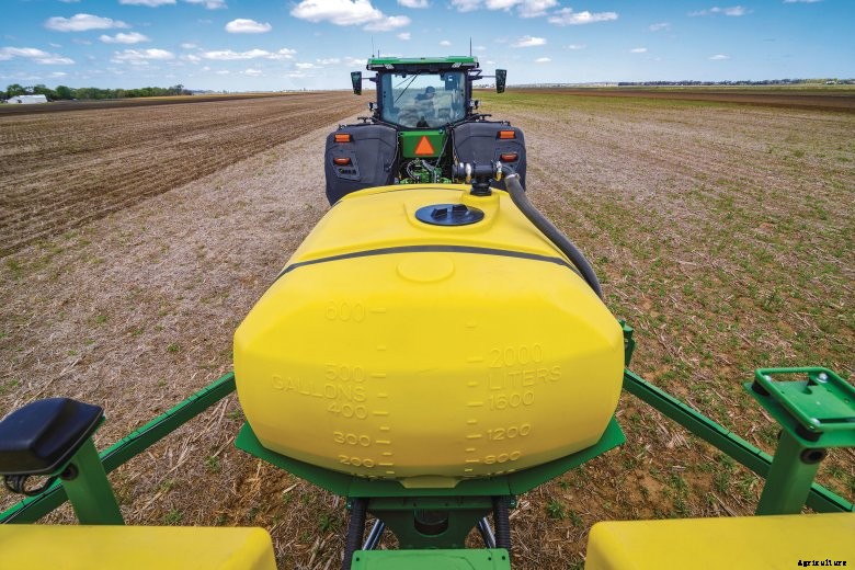 Integrated tanks on John Deere 8RX